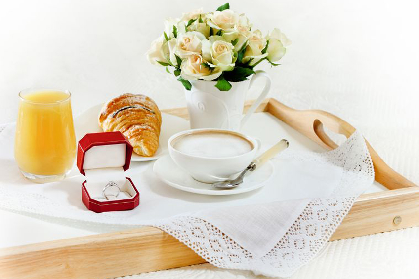 proposta di matrimonio con colazione a letto