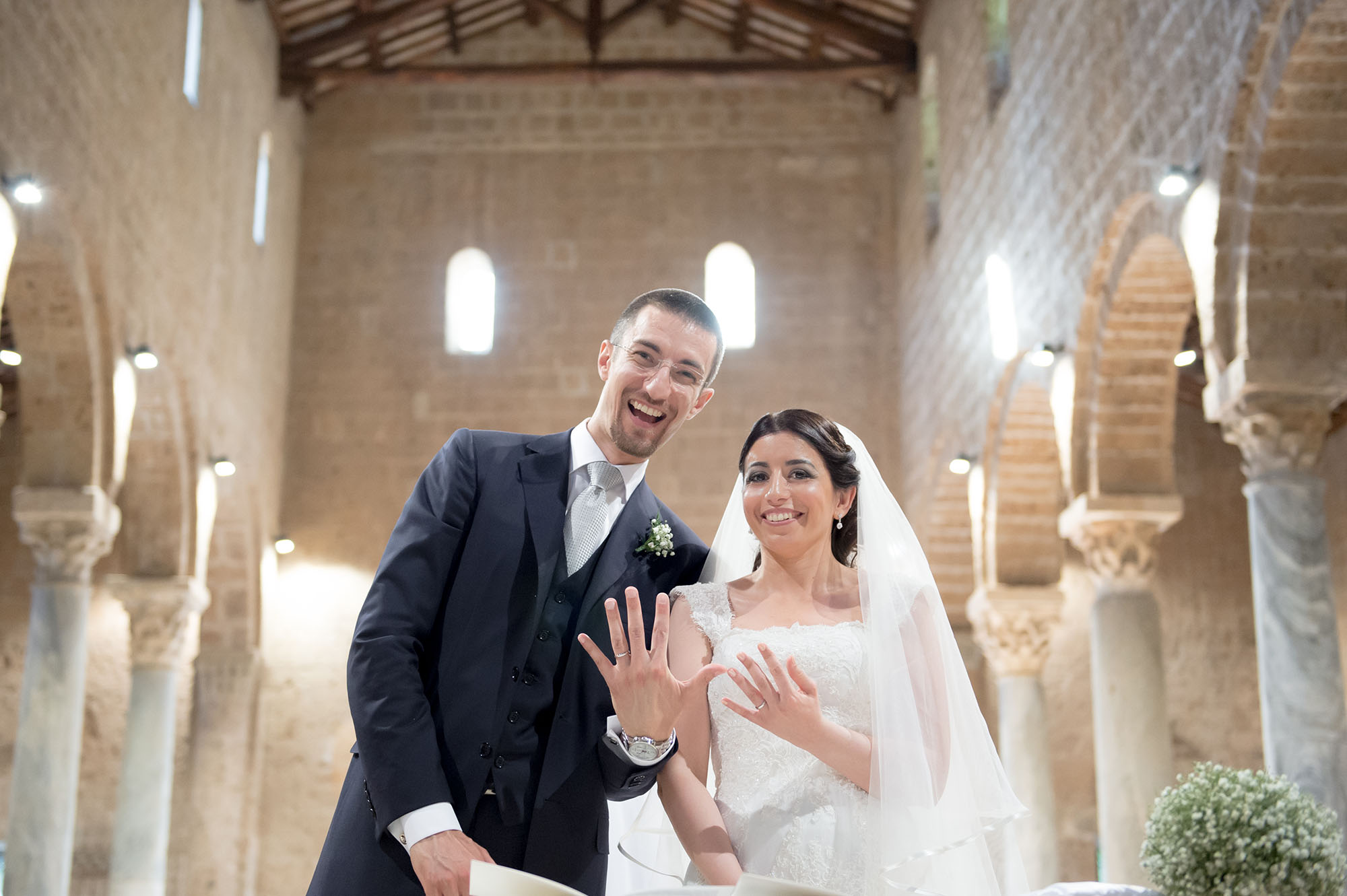 foto sposi in chiesa con luce naturale